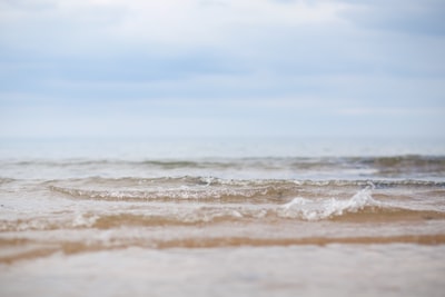 海浪在蓝天白天
